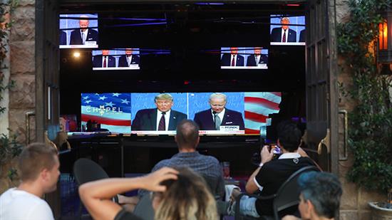 当地时间2020年9月29日，美国加利福尼亚州西好莱坞，人们聚集在当地一间酒吧观看美国总统大选辩论最新情况。人民视觉  图